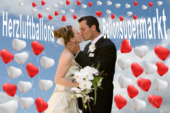 Glückliches Hochzeitspaar mit aufsteigenden Herzluftballons