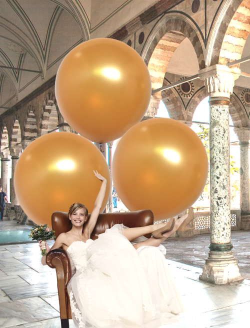 1 Meter große gold metallic Luftballons mit Helium als Hintergrund im Foto Braut, Hochzeit