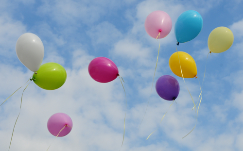 23cm-Luftballons-steigen-mit-helium-auf