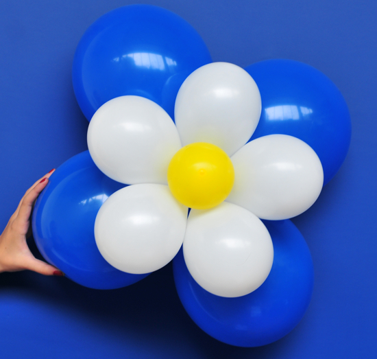 Ballonblume-Blau-Weiss-Gelb-Blume-aus-Luftballons