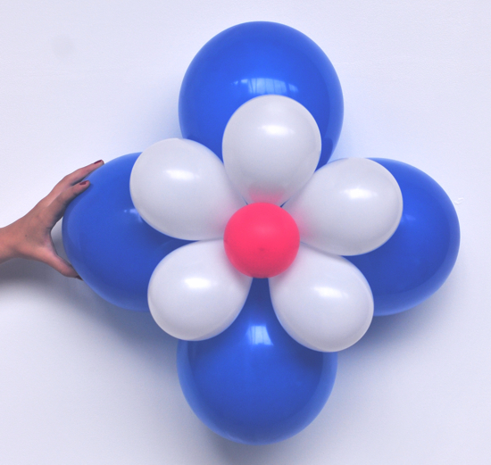 Ballonblume-Blau-Weiss-Rot-Blume-aus-Luftballons