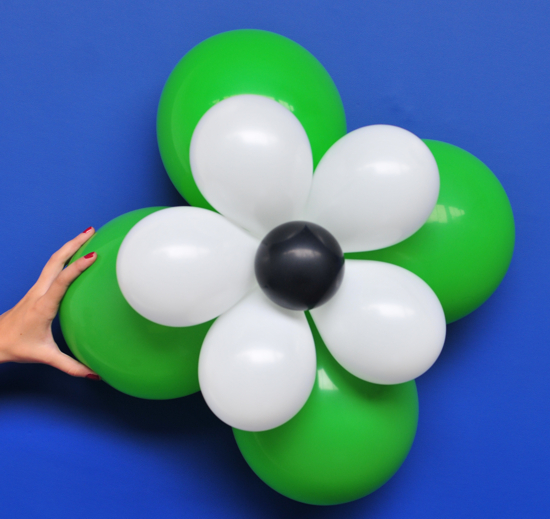 Ballonblume-Gruen-Weiss-Schwarz-Blume-aus-Luftballons