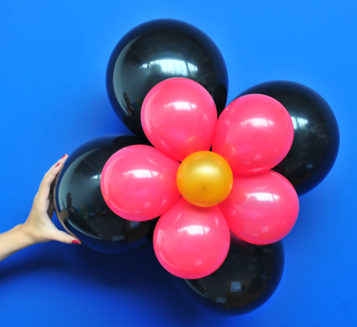 Ballonblume-Schwarz-Rot-Gold-Blume-aus-Luftballons