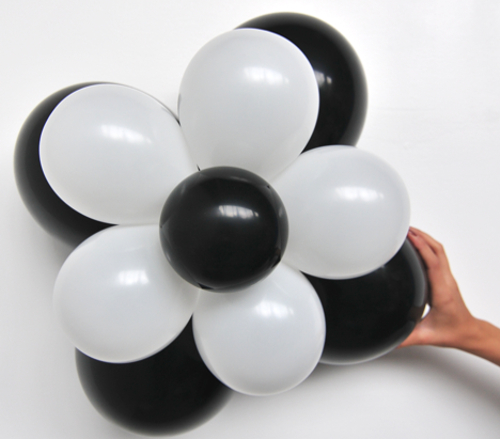 Ballonblume Schwarz-Weiß, Blume aus Luftballons
