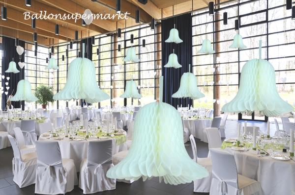Dekoration-Hochzeit-Festsaal-mit-Glocken-aus-Seidenpapier-Hochzeitsdekoration