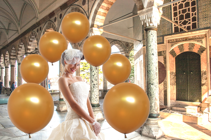 Foto-Hochzeit-mit-goldenen-grossen-Luftballons