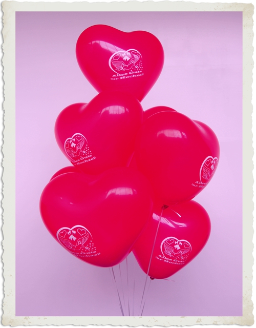 Große Herzluftballons in Rot, Aufdruck weiß, Alles Gute zur Hochzeit. Mit Helium, Ballontraube