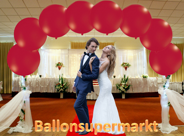 Hochzeitsdeko-mit-dunkelroten-grossen-Luftballons