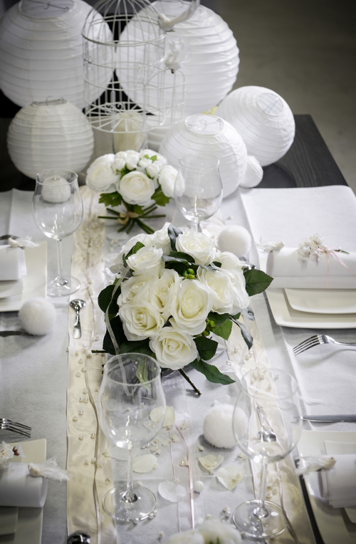 Hochzeitsdeko mit weißen Lampions
