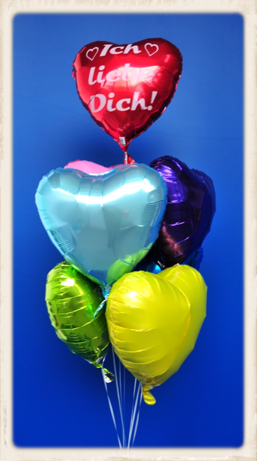 buntes Bouquet aus Helium-Herzballons. Ich liebe Dich! Mit dieser Geschenkidee für die Liebe übertreffen Sie alles. Kühnste Erwartungen werden hiermit erfüllt!