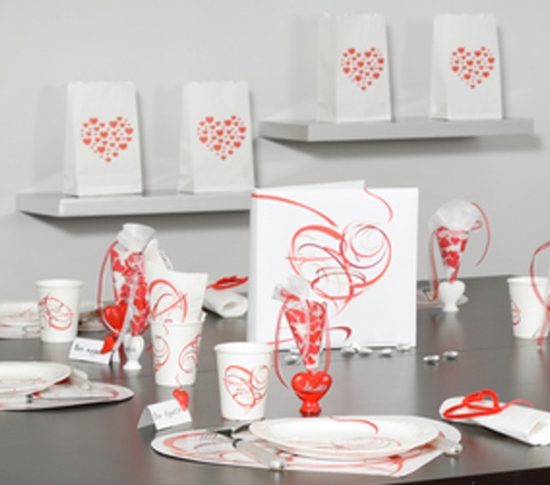 Lichttuete-rote-Herzen-Tischdekoration-Kerzentuete-zu-Hochzeit-Liebe-und-Valentinstag-Dekobeispiel