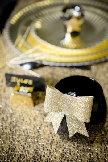 Tischdeko mit der Glitter-Zierschleife in Gold