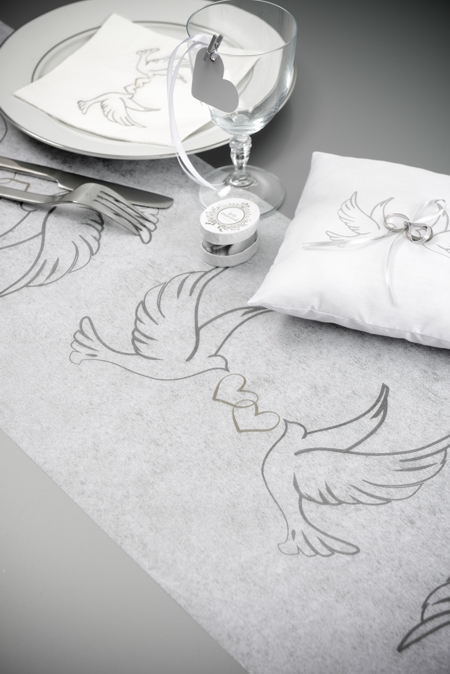 Tischdekoration Hochzeit, Tischläufer mit Tauben und Herzen