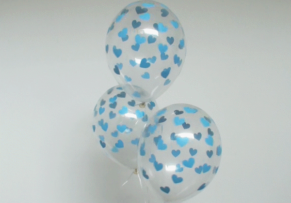 Transparente-Luftballons-mit-Herzen-in-Babyblau