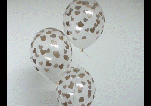 Transparente-Luftballons-mit-Herzen-in-Gold