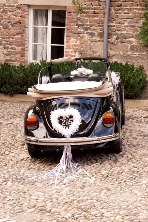 Autodekoration Hochzeit, Herz aus weißen Federn