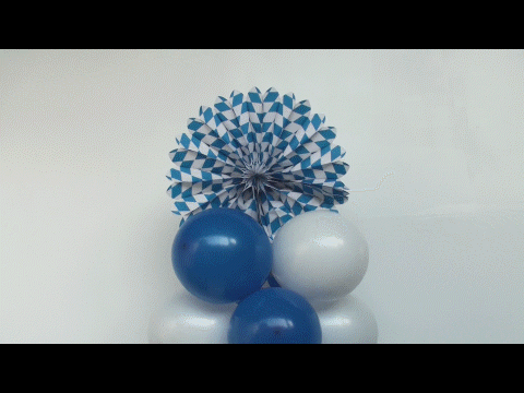 Bayrische-Wochen Dekoration: Ballondeko-Säule aus blau-weißen Luftballons mit Deko-Rosette bayrische Rauten