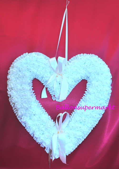 Dekoration-Hochzeit-Hochzeitsherz-aus-weißen Rosen, Dekorationsherz zum Aufhängen für die Hochzeizsfeier