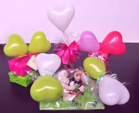 Beispiel: Geschenkdekoration mit Mini Herzluftballons