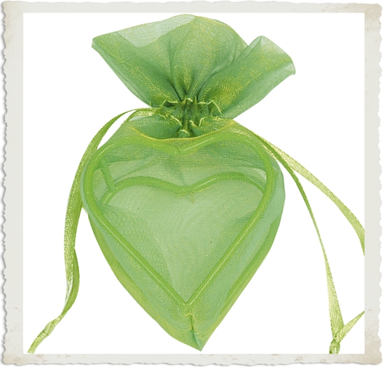 Grünes Organzaherz für Gastgeschenke und Hochzeitsmandeln