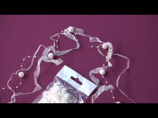 Girlande aus Perlen und Zierbändern in Cremefarben, Dekoration zur Hochzeit