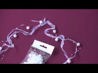 Girlande aus Perlen und Zierbändern in Weiß, Dekoration zur Hochzeit