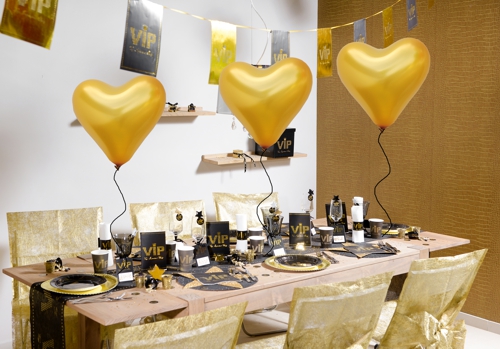 VIP Party Partydekoration mit goldenen Herzluftballons die mit Helium schweben