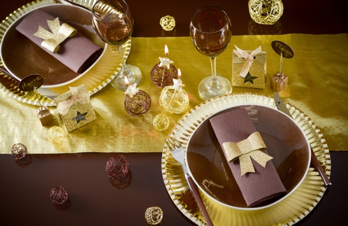 Tischdekoration in Gold mit dem Tischkartenhalter Geschenkbox Gold