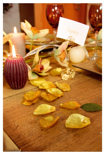 Tischdekoration mit goldenen Rosenblättern