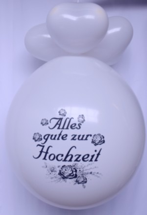 Hochzeitsdeko mit Riesenballonen und Herzluftballons