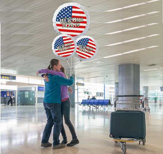 Begruessung-am-Flughafen-mit-dem-grossen-Welcome-Home-USA-Luftballon-Bouquet