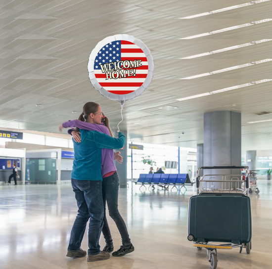 Begruessung-am-Flughafen-mit-dem-grossen-Welcome-Home-USA-Luftballon
