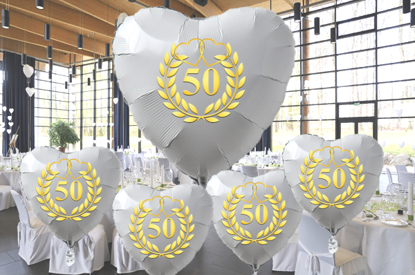Bouquet-zur-goldenen-Hochzeit-weisse-Herzballons-mit-der-Zahl-50-goldenem-Kranz-und-Herzen