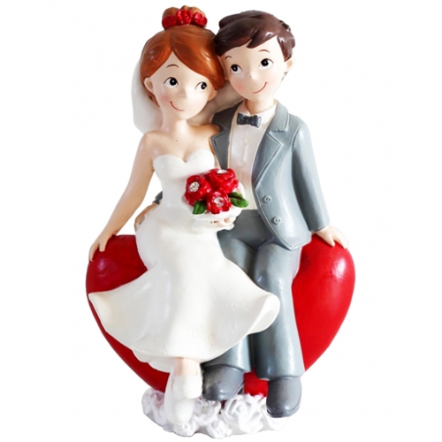 Brautpaar-Figur-sizend-auf-rotem-Herz-Dekoration-Hochzeit-Geschenk-Hochzeitsdeko