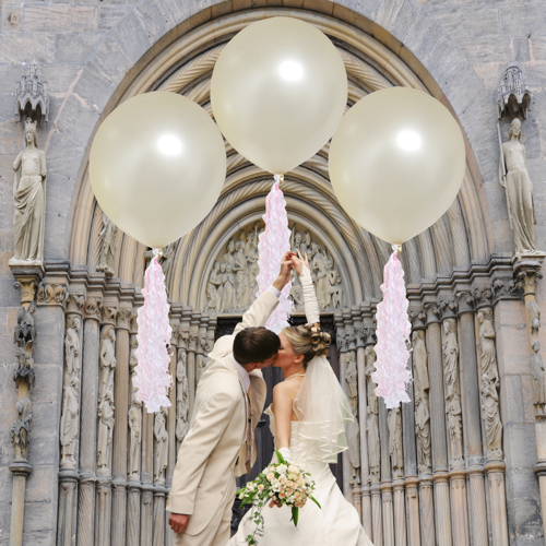 Cremefarbene-1-Meter-Luftballons-als-Hintergrund-zum-Hochzeitsfoto-Braut-und-Braeutigam