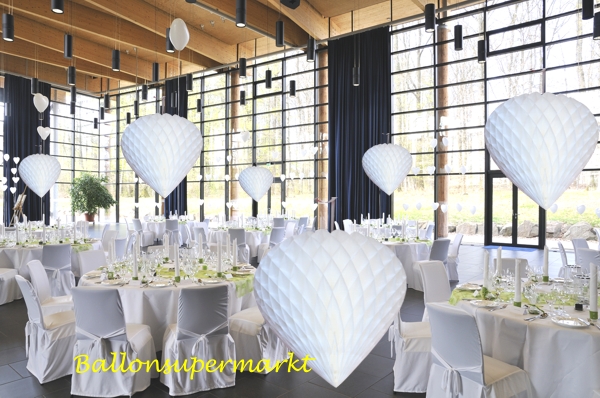 Dekoration-Hochzeit-Festsaal-mit-weissen-Wabenherzen