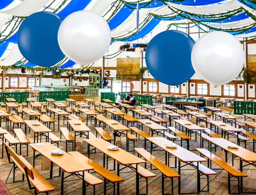 Dekoration-Bayrische-Wochen-mit-blau-weissen-Riesenballons