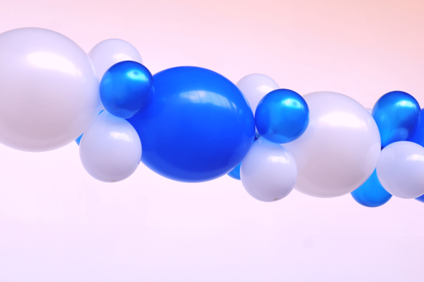 Dekoration-aus-Luftballons-Ballondekoration-aus-Kettenballons-und-Mini-Luftballons