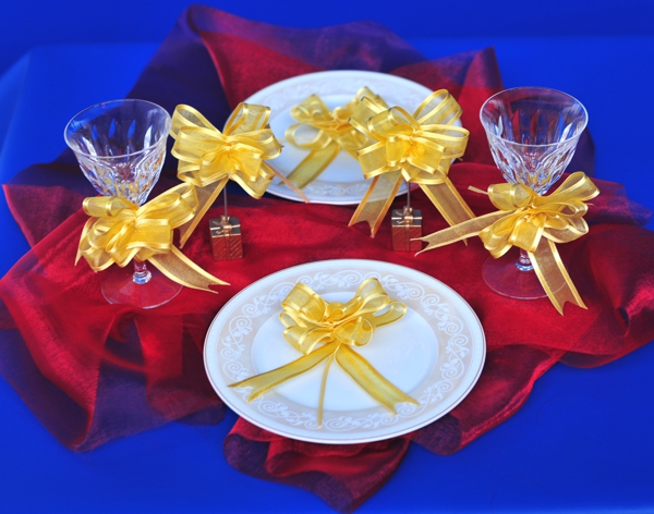 Dekoration-mit-goldenen-Organza-Zierschleifen