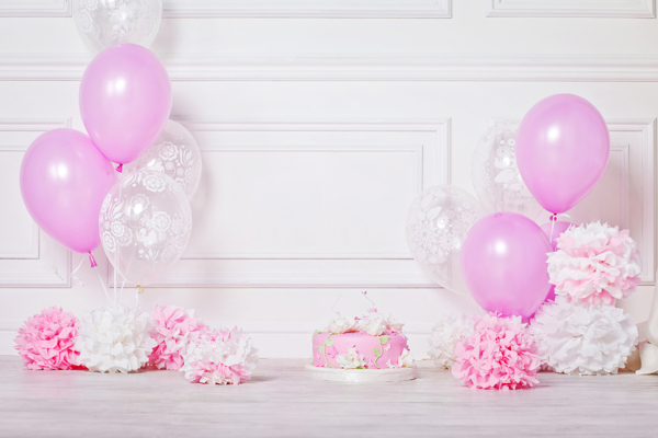 Dekoration-zur-Hochzeit-Pompoms-und-Luftballons