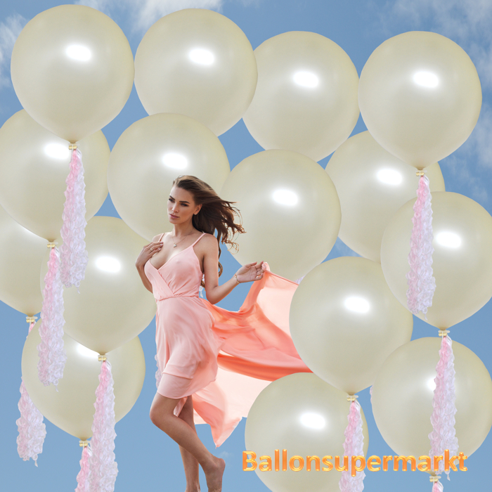 Fotografie-Hochzeit-Braut-vor-cremefarbenen-grossen-Luftballons