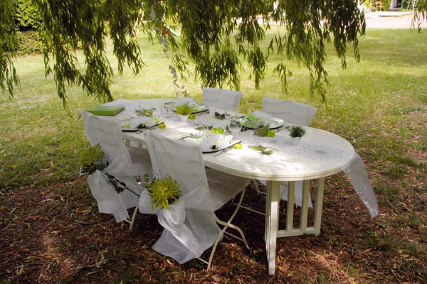 Gartentisch-Dekoration mit weißen Stuhlhussen