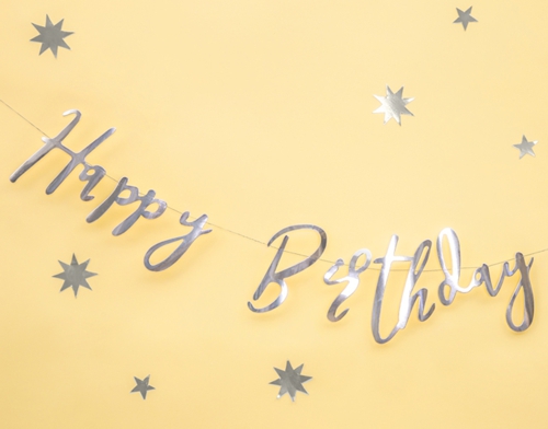 Geburtstagsbanner-Silber-Happy-Birthday-Partydekoration-zum-Geburtstag-Kindergeburtstag-Dekobeispiel