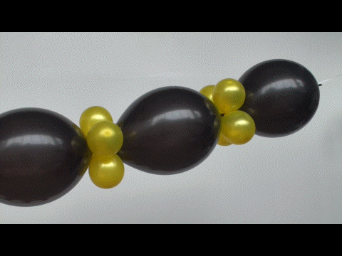 Girlande-aus-schwarzen-Kettenballons-goldenen-Miniballons-Ballondeko-zum-Selbermachen