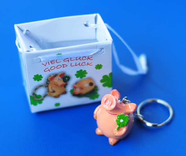 Gluecksschweinchen-mit-Geschenktuetchen-Dekoration-Silvester-Gluecksbringer