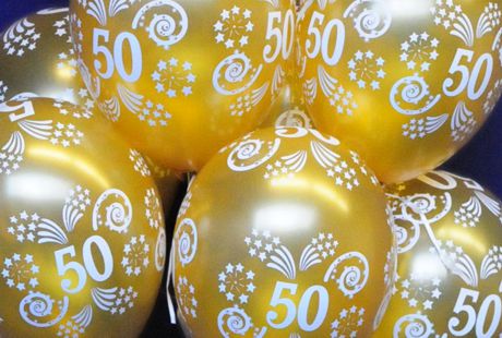 Goldene-Luftballons-Zahl-50-mit-Ballongas-Helium