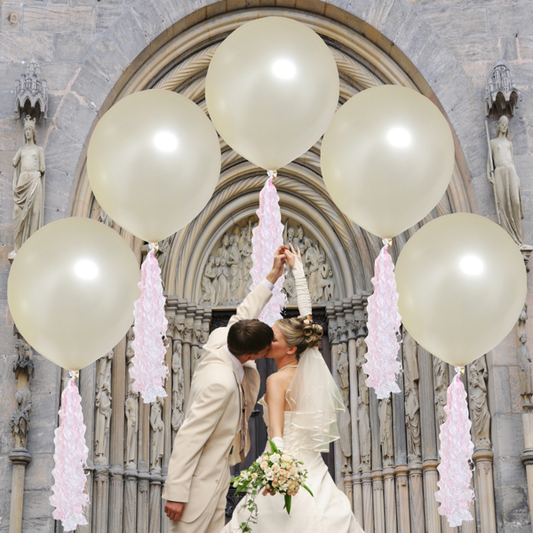 Grosse-Luftballons-aus-Latex-mit-Ballonquasten-zur-Hochzeit