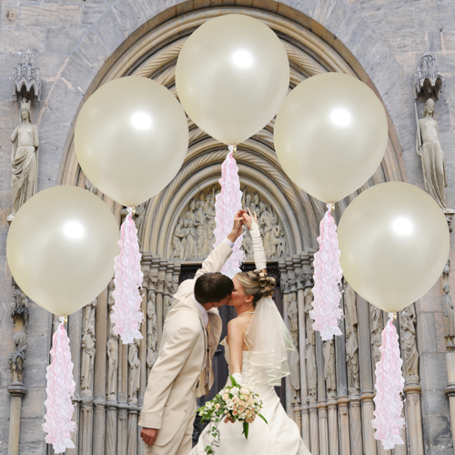 Grosse-cremefarbene-Ballons-mit-Twirlz-Hintergrund-Foto-Hochzeit