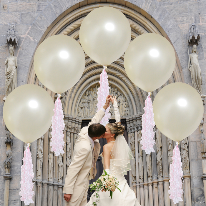 Hochzeitsfoto-Braut-und-Braeutigam-mit-grossen-Creme-Luftballons