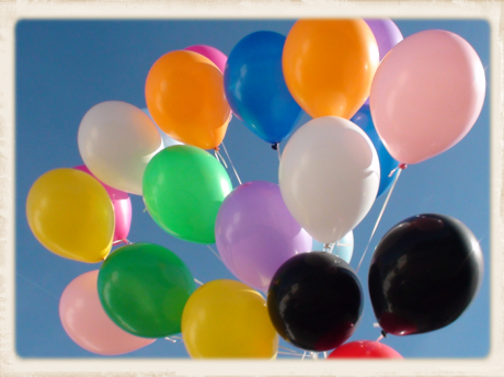 Luftballons steigen lassen, 100 bunte Luftballons mit Helium, Komplett-Set